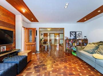 Casa · 230m² · 3 Quartos · 2 Vagas · Ótima localização.