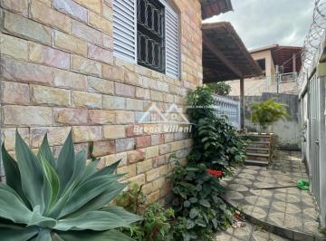Casa · 250m² · 4 Quartos · 3 Vagas · Casa em lote inteiro, com 4 qts, suíte, 3 vagas no bairro Bom Retiro.
