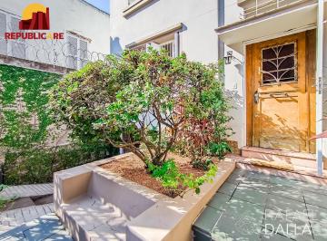 Casa · 210m² · 4 Quartos · 3 Vagas · Casa impecável na Lopo Gonçalves com 4 dormitórios, garagem e pátio amplo