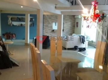 Casa · 220m² · 5 Quartos · Casa à venda em Laranjeiras: 220m², 5 quartos, 3 suítes