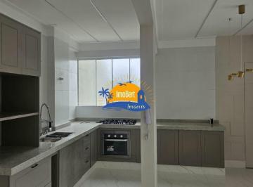 Foto 01 · Cobertura duplex à venda na quadra da praia em Bertioga-SP, 3 suítes,  2 vagas, 141m² de área.