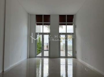 Casa · 218m² · Sala Comercial Aurora 01