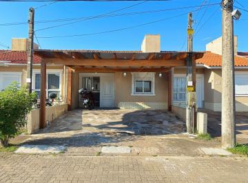 Casa · 52m² · 2 Quartos · 2 Vagas · Excelente residência térrea totalmente reformada em condomínio fechado com 2 dor