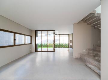 1 · Residência de Alto Padrão com Arquitetura Moderna