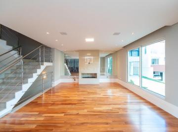 Casa · 492m² · 4 Quartos · 5 Vagas · Casa com 3 suítes em condomínio fechado pronta par