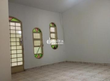 Casa · 250m² · 4 Quartos · 2 Vagas · Casa residencial disponível para locação e venda no bairro Custódio Pereira em Uberlândia-MG.