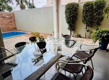 Casa · 331m² · 3 Quartos · 4 Vagas · Casa no condomínio Royal Park disponível para venda em Uberlândia-MG