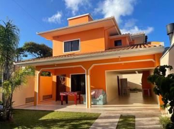 712228_ic2522_7122286829dd5d64c2e.jpg · Casa à venda à poucos passos do mar em Garopaba com 4 suítes.