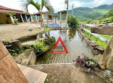 8ffea7906c65e4e73004a7fabdec4bd69b51d17a · Chácara com 3 quartos, sendo uma suíte, ampla área verde e com área gourmet com fogão a lenha e pisc