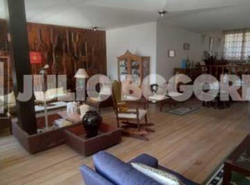 Casa · 430m² · 5 Quartos · 3 Vagas · Ampla casa, 5 quartos (suíte), 3 vagas para carro, quintal. Localização com fáci