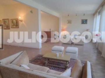 Casa · 609m² · 5 Quartos · 2 Vagas · Ampla casa com 609m², 2 varandões, 5 quartos (suíte), 2 vagas de garagem, piscin