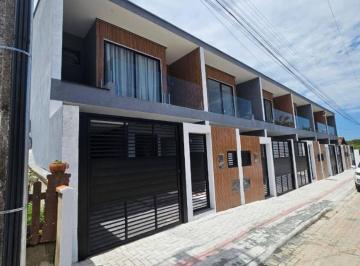 Casa de 3 quartos, Balneário Piçarras · Sobrado à venda no Centro de Balneário Piçarras