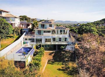 Casa · 450m² · 8 Quartos · 4 Vagas · Seu Refúgio de Luxo no Alto de Búzios
