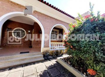 Casa · 218m² · 3 Quartos · 5 Vagas · CASA FRENTE DE RUA , 3 QUARTOS  SUÍTE , 5 VAGAS , ESPAÇO GOURMET COM CHURRASQUEI