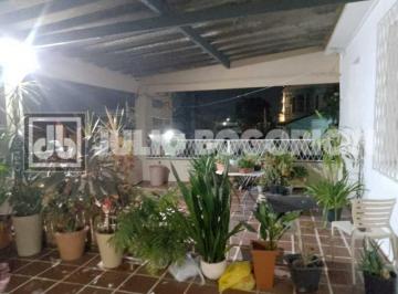 Casa · 105m² · 2 Quartos · 2 Vagas · Excelente oportunidade- 2 Casas -`A Venda- Varanda- Quintal- Vaga de garagem!