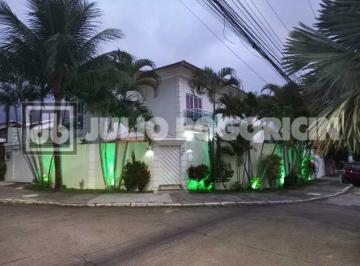 Casa · 330m² · 4 Quartos · 2 Vagas · Casa em Condomínio - / Residencial / Anil