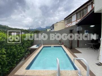 Casa · 198m² · 5 Quartos · 2 Vagas · casa alto padrão, cinco quartos, piscina, churrasqueira,toda planejada,condomin