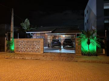 Casa , Balneário Piçarras · linda casa mobiliada com tres quartos com piscina a poucos metros da praia
