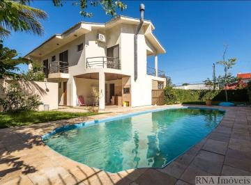 Casa · 323m² · 5 Quartos · 4 Vagas · Excelente casa no Parque São Jorge, Florianópolis – Qualidade e Conforto