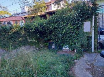 Foto 01 · Terreno de 276 metros, plano, tem uma edícula e uma garagem coberta. Localizado próximo da Av. Elise