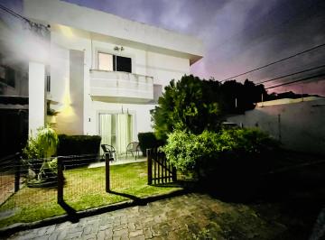 Casa de 4 quartos, Lauro de Freitas · Casa duplex para venda no Foz do Joanes - Buraquinho 