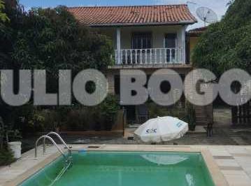 Casa · 270m² · 4 Quartos · 2 Vagas · Terreno com 3 casas