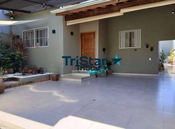 e77040d48c023880bce1aa7f770c39ab87f7a0b3 · CA0241 - BELÍSSIMA CASA AMPLA COM 03 SUÍTES CHURRASQUEIRA E PISCINA- AT. 250m² - AC. 150m² - JARDIM
