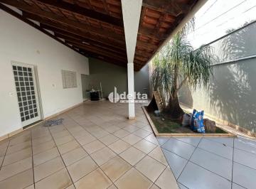 Casa · 250m² · 3 Quartos · 2 Vagas · Casa com 3 quartos, sendo 1 suíte, disponível para locação e venda no bairro Laranjeiras em Uberlând