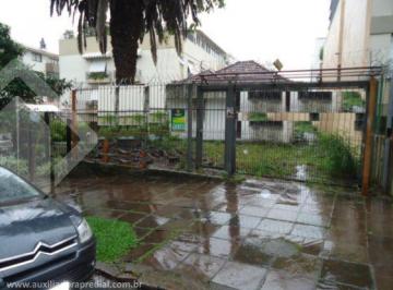 01 · Casa de rua em excelente terreno de 477m²