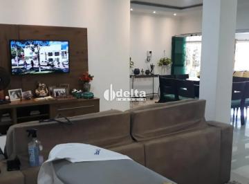 Casa · 431m² · 3 Quartos · 3 Vagas · Casa residencial disponível para locação e venda no bairro Jardim Patrícia em Uberlândia-MG.