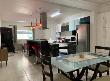 Casa · 275m² · 3 Quartos · 3 Vagas · Casa residencial disponível para locação e venda no bairro Santa Mônica em Uberlândia-MG.