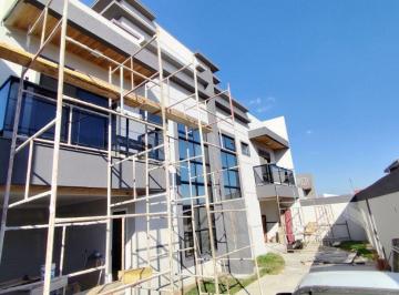 Casa · 169m² · 3 Quartos · 2 Vagas · Sobrado no Capão Raso, 03 quartos, 01 suíte, terraço.
