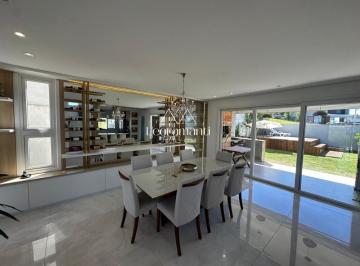 Casa · 240m² · 3 Quartos · 1 Vaga · Casa de Alto Padrão à Venda - Mobiliada