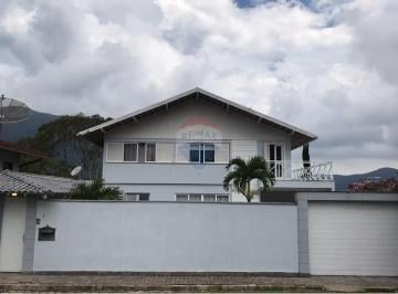 Casa · 472m² · 5 Quartos · 1 Vaga · Casa Ampla e Sofisticada com excelente localização - Seu refúgio na Serra!