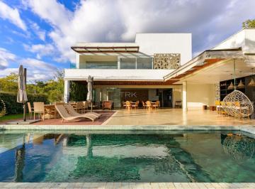 Casa · 649m² · 4 Quartos · 2 Vagas · Algumas rotinas merecem uma vista melhor pela manhã.