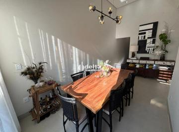Casa · 138m² · 2 Quartos · 2 Vagas · Casa disponível para venda e locação no bairro Novo Mundo em Uberlândia MG