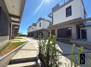 Casa · 98m² · 2 Quartos · 1 Vaga · Casa à venda no bairro Ferraz - Garopaba/SC