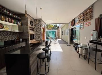 Casa de 3 quartos, Águas Claras · Linda casa com 405m² e 3 suítes ao lado do mercado dona de casa em Arniqueiras