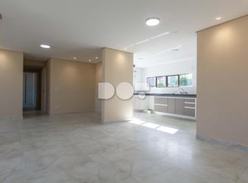 Ampla Sala com integração cozinha · Apartamento retrofit agua verde