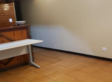 Casa · 179m² · 3 Quartos · 3 Vagas · Sobrado no Jardim Santa Helena com 179m². São 3 dormitórios, 2 banheiros e 3 vagas.