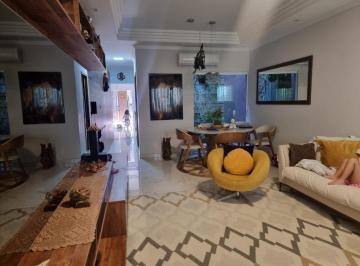 Casa · 180m² · 3 Quartos · 2 Vagas · Ótima oportunidade de adquirir um sobrado com 200m² de área privativa e 180m² de área total.