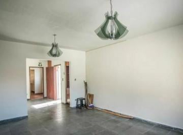 Casa · 167m² · 2 Quartos · 2 Vagas · Casa à venda em São Paulo-SP: 2 quartos, 2 banheiros, 2 vagas na Vila Parque Jabaquara!