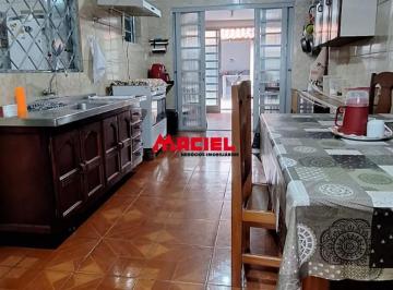 Casa · 100m² · 2 Quartos · 2 Vagas · Casa ampla na zona leste, com 2 dormitórios e ótima localização