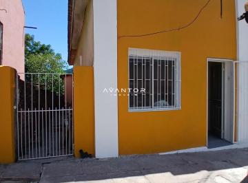 Casa · 70m² · 2 Quartos · Casa De 2 Dormitórios, Sala De Estar, Banheiro Social, Cozinha e Pátio.