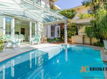 Casa · 572m² · 5 Quartos · 5 Vagas · Casa com m espaço de 572 m² de área útil, 5 quartos sendo 2 suítes