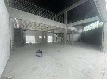 Comercial · 528m² · 10 Vagas · Oportunidade Única: Salão Comercial com Fachada de Vidro em Localização Estratégica
