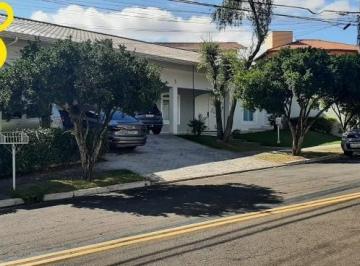 Foto 01 · Exuberante, térrea em condomínio aconchegante com três suítes, acesso fácil para o Centro e principa