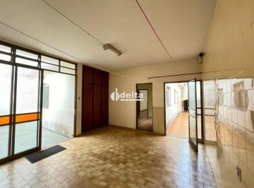 Comercial · 298m² · 4 Quartos · 4 Vagas · Casa residencial com 4 suítes disponível para venda no bairro Osvaldo Rezende em Uberlândia-MG