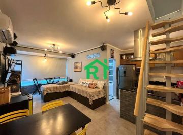 Sala · Apartamento à beira mar com 1 quarto (1 suíte), 1 vaga e lazer à venda no Tombo, Guarujá