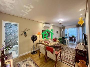 Sala · Apartamento à beira mar com 3 quartos (3 suítes), 3 vagas e lazer à venda no Tombo, Guarujá